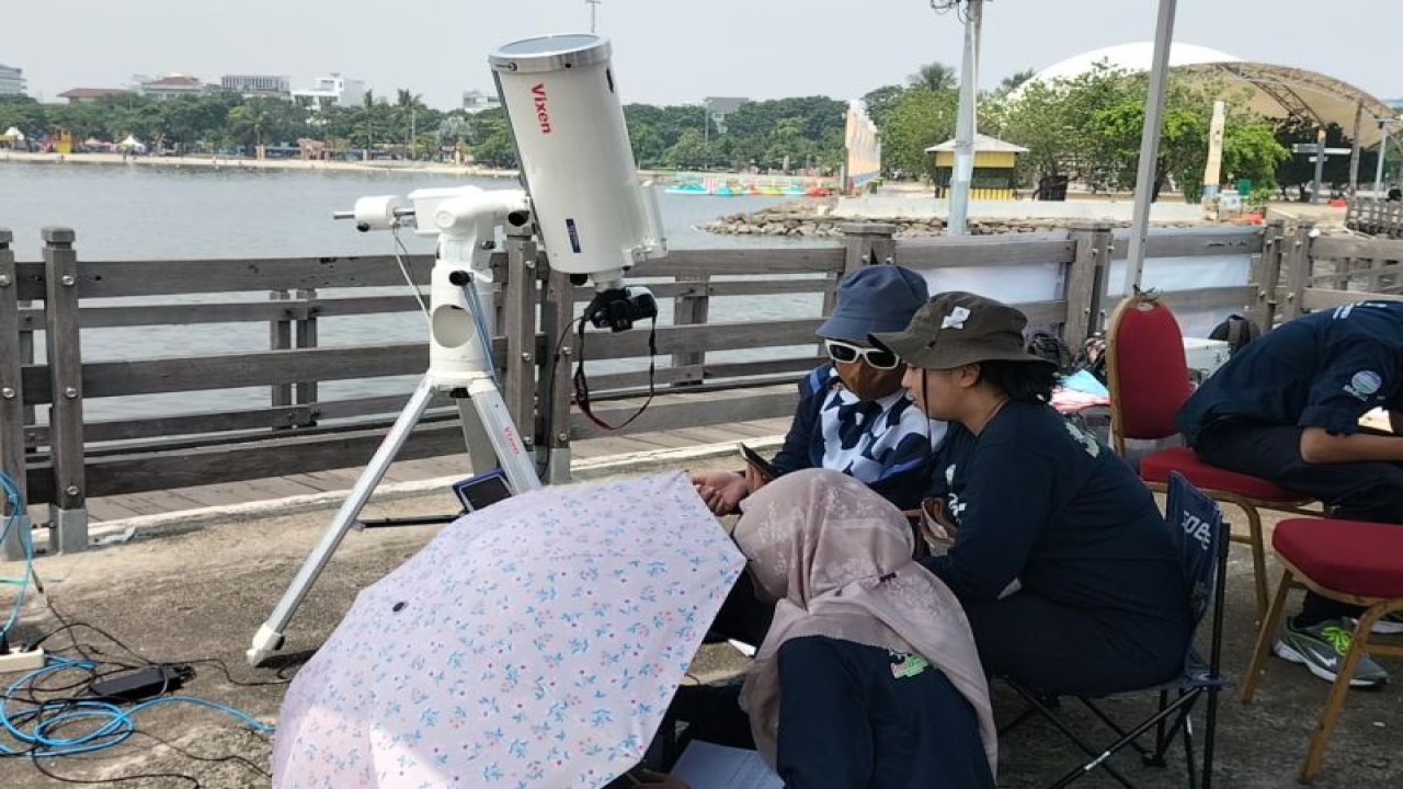 Tim Pemantauan Hilal dan Gerhana Matahari dari BMKG di Taman Impian Jaya Ancol, Jakarta Utara, Kamis (20/4/2023). ANTARA/HO-Jurnalis Jakarta Utara