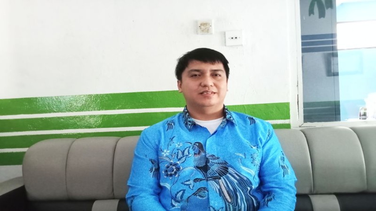 Kepala Stasiun Meteorologi Rendani BMKG Manokwari Daniel Tandi saat diwawancara di Manokwari, Papua Barat, Jumat. (ANTARA/Fransiskus Salu Weking)