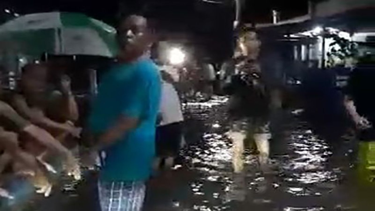 Genangan banjir di Jalan Tambora, Kelurahan SIdanegara, Kecamatan Cilacap Tengah, Kabupaten Cilacap, Kamis (27/4/2023) malam. ANTARA/HO-BPBD Cilacap