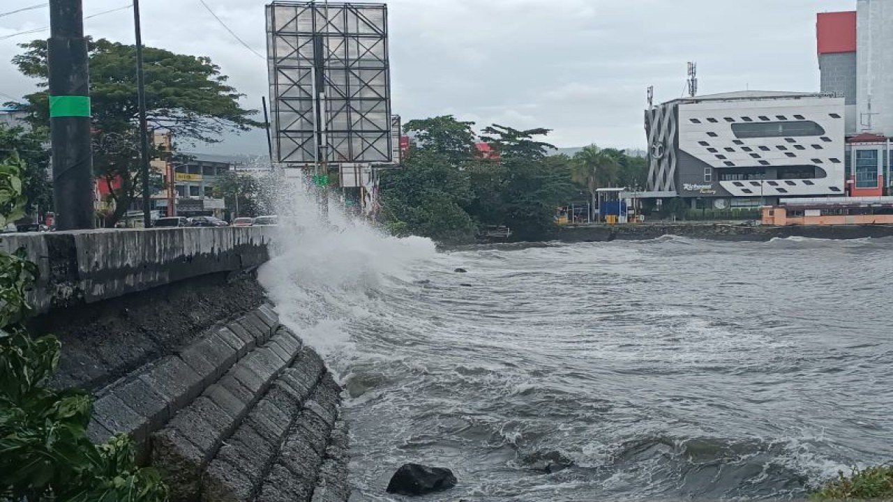 Ilustrasi - Gelombang tinggi menghantam pesisir teluk Manado di awal-awal tahun 2023 ini. Tampak gelombang pecah di bebatuan ruas jalan Boulevard Manado. ANTARA/Karel A Polakitan (1)
