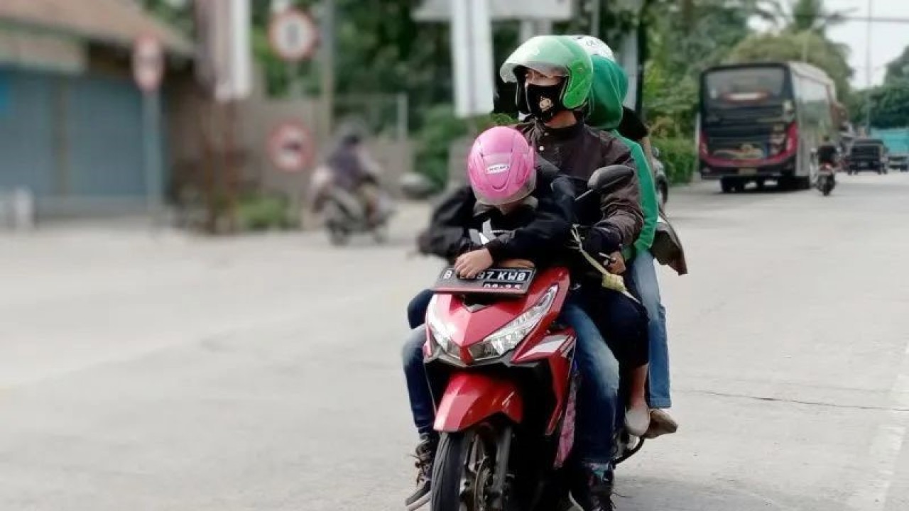 Arsip foto - Anak pemudik bersepeda motor dari arah Jakarta terlihat mengantuk saat melintas di Ajibarang, Kabupaten Banyumas, Sabtu (30/4/2022) siang. ANTARA/Sumarwoto