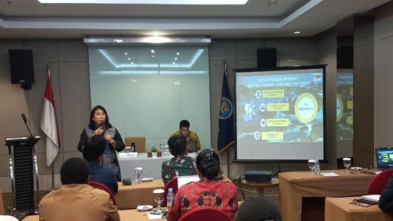 Koordinator Pencegahan dan Pemberdayaan Masyarakat BNN Papua Barat Indah Perwitasari memaparkan langkah strategi dalam rapat sinkronisasi di Manokwari, Selasa.  (ANTARA/Fransiskus Salu Weking)