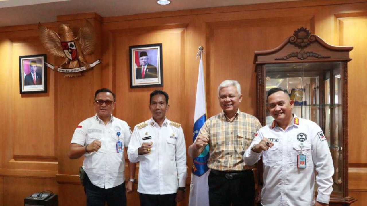 Kepala BNN Provinsi Kepulauan Babel Brigjen Pol M.Z. Muttaqien (paling kiri) saat bersilahturahmi dengan Penjabat Gubernur Kepulauan Babel Suganda Pandapotan Pasaribu Pangkalpinang, Rabu (5/4/2023). (Humas)