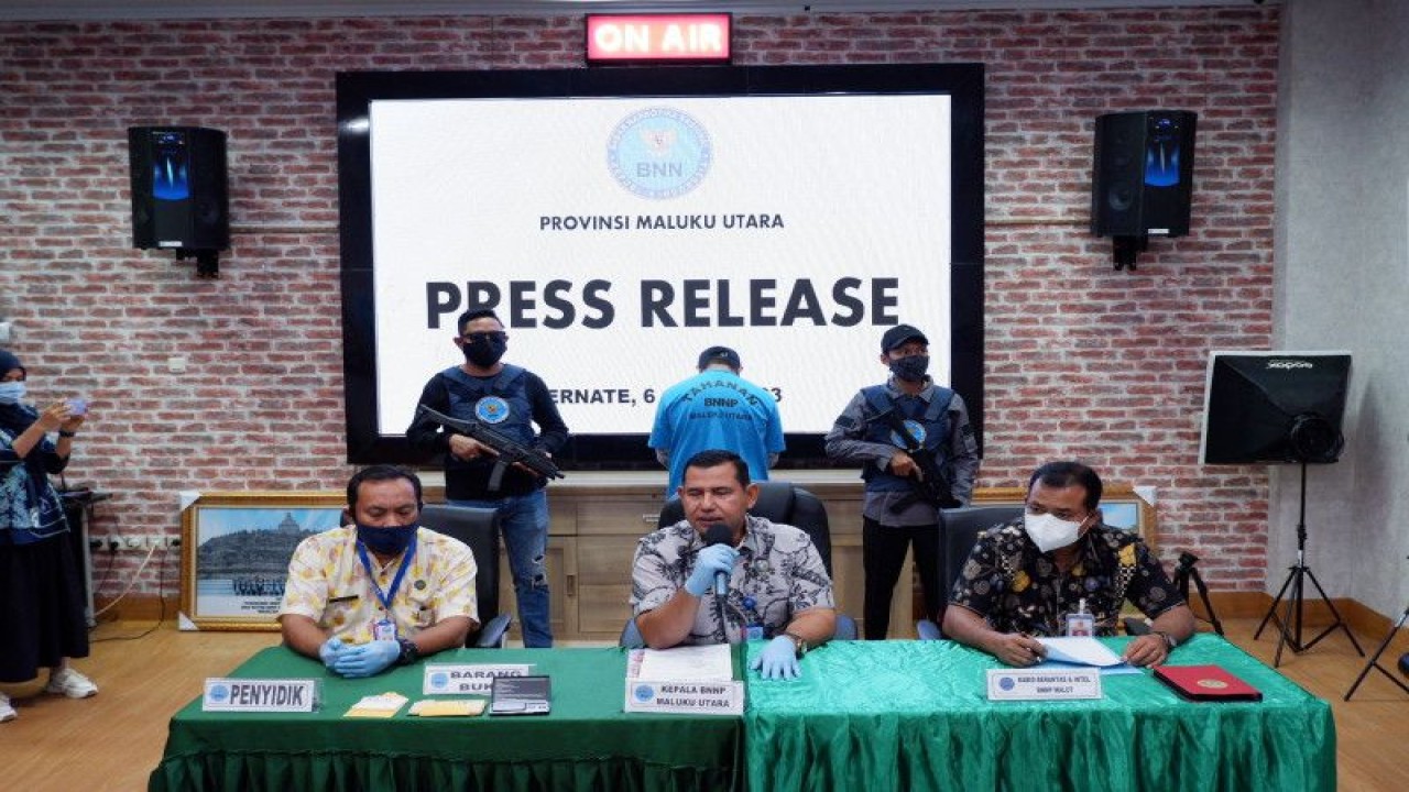 Kepala BNNP Malut, Brigjen Pol DR Agus Rohmat saat menyampaikan konferensi pers pengungkapan kasus narkoba jenis sabu jaringan Jakarta di BNNP Malut, Kamis (6/4/2023). ANTARA/Abdul Fatah (Abdul Fatah)
