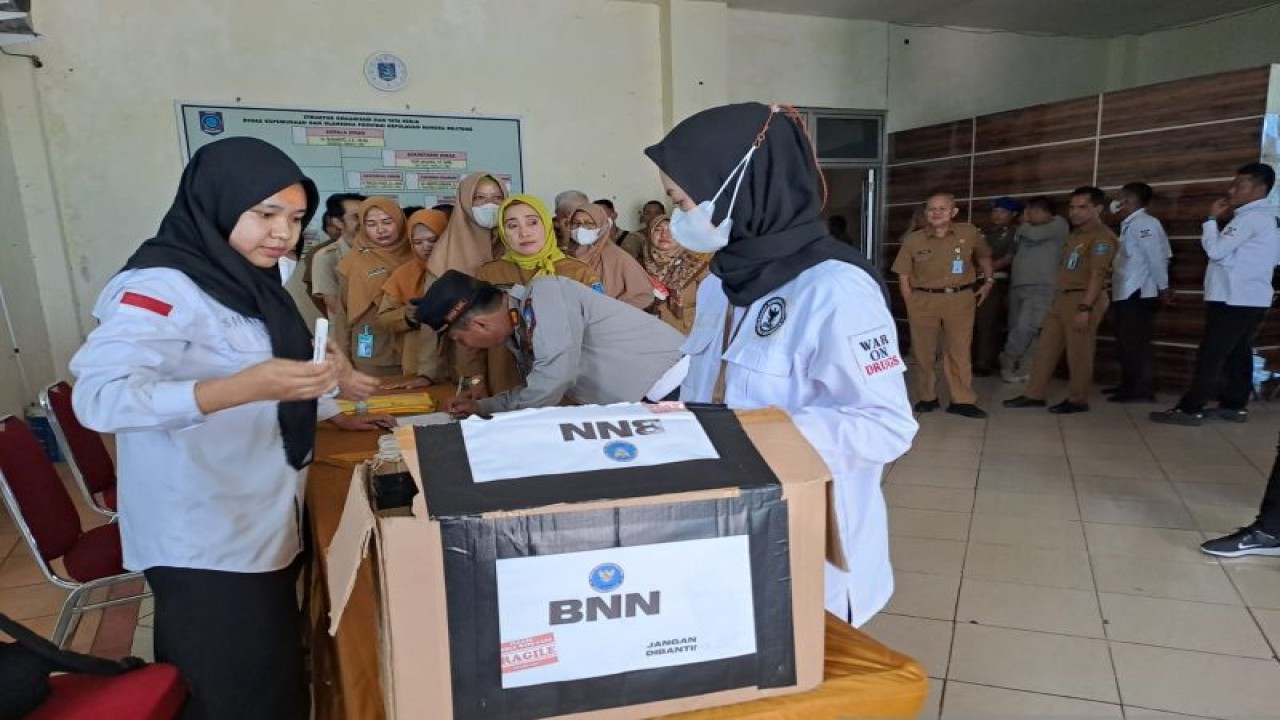 Kegiatan tes urine ASN Pemprov Kepulauan Bangka Belitung di Pangkalpinang, Senin (10/4/2023). ANTARA/Aprionis