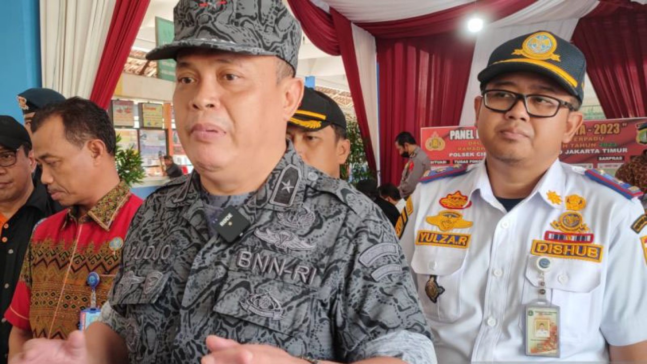 Kepala Biro Humas dan Protokol BNN Brigjen Pol Sulistyo Pudjo Hartono saat memberikan keterangan pers saat pemeriksaan urine sopir bus di Terminal Kampung Rambutan, Jakarta Timur, Selasa (18/4/2023). ANTARA/Syaiful Hakim