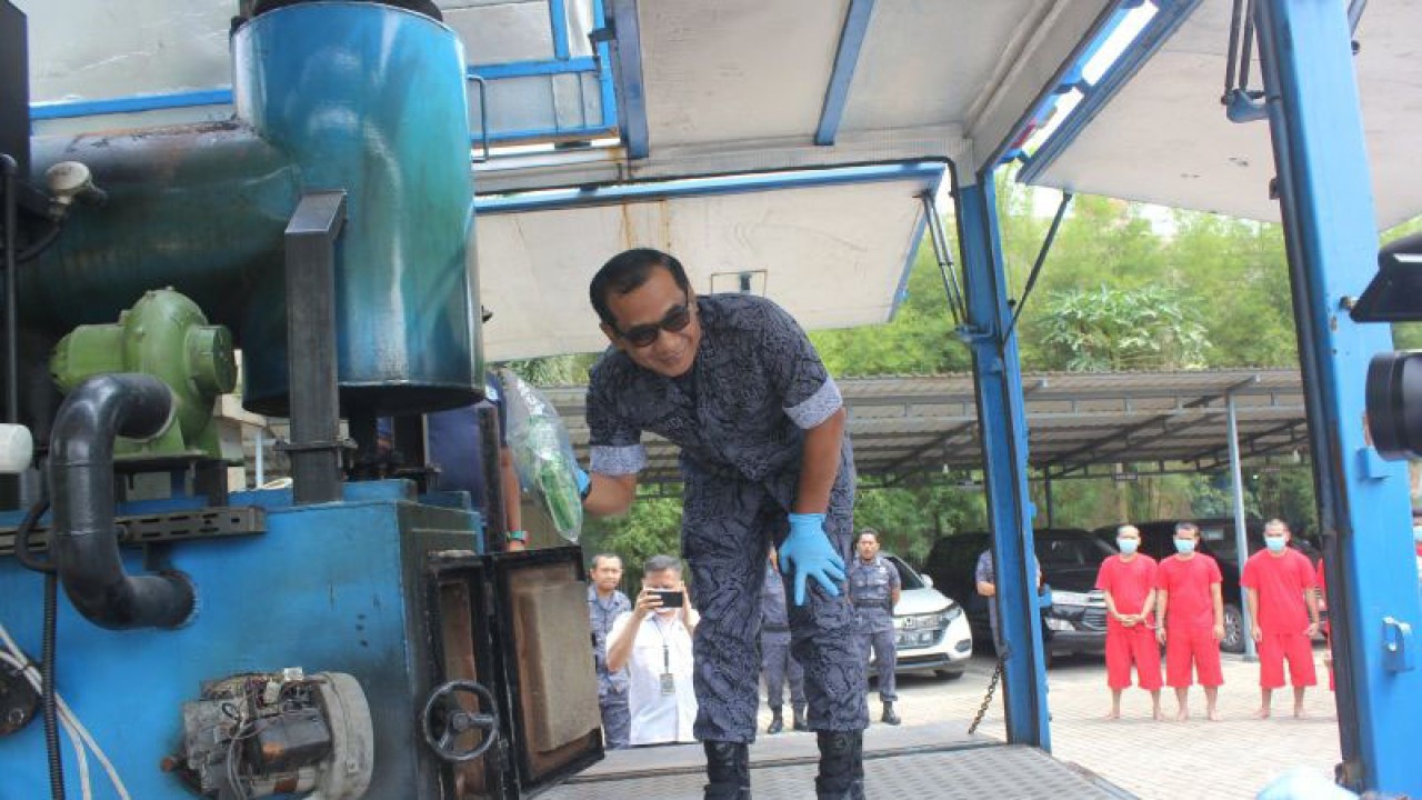Kabid Berantas BNNP Kepri Kombes Bubung Pramiadi memasukan barang bukti sabu ke dalam mesin incenerator. (ANTARA/Yude)