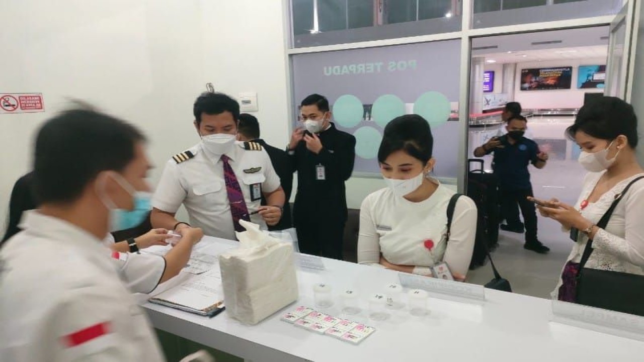 Anggota BNNP Kalteng melakukan tes urine terhadap pilot dan pramugari di Bandara Tjilik Riwut Kota Palangka Raya, kemarin. ANTARA/HO-Dokumentasi Pribadi