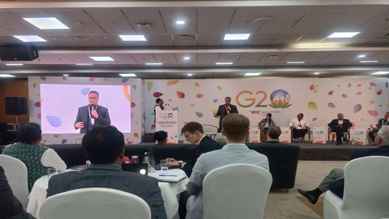 Deputi Bidang Sistem dan Strategi BNPB Raditya Jati menjadi pembicara dalam pertemuan kelompok kerja pengurangan risiko bencana G20 di Gandhinagar, Gujarat, India, Sabtu (1/4/2023). (ANTARA/HO-BNPB)