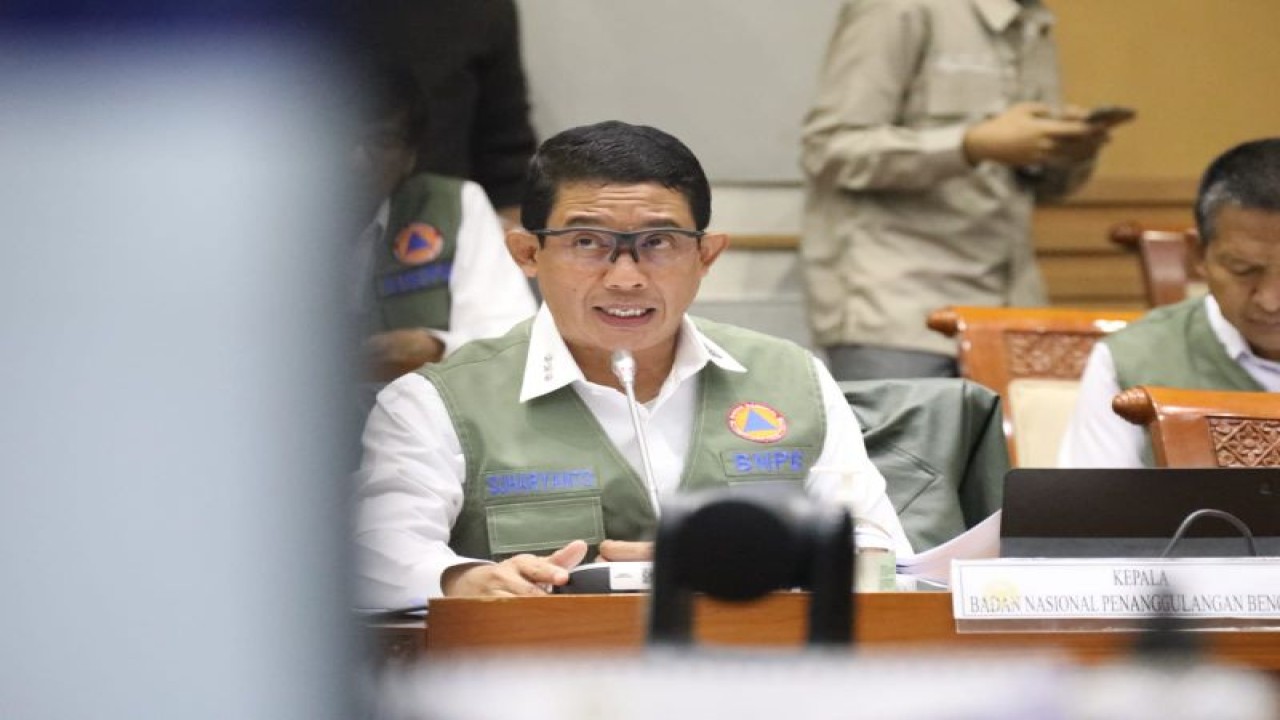 Kepala BNPB Letjen TNI Suharyanto saat memberikan paparan kepada Anggota Komisi VIII DPR RI, saat Rapat Kerja dengan Komisi VIII DPR RI di Gedung Nusantara II DPR RI, Jakarta, Rabu (12/4/2023). (Antara/HO-BNPB)