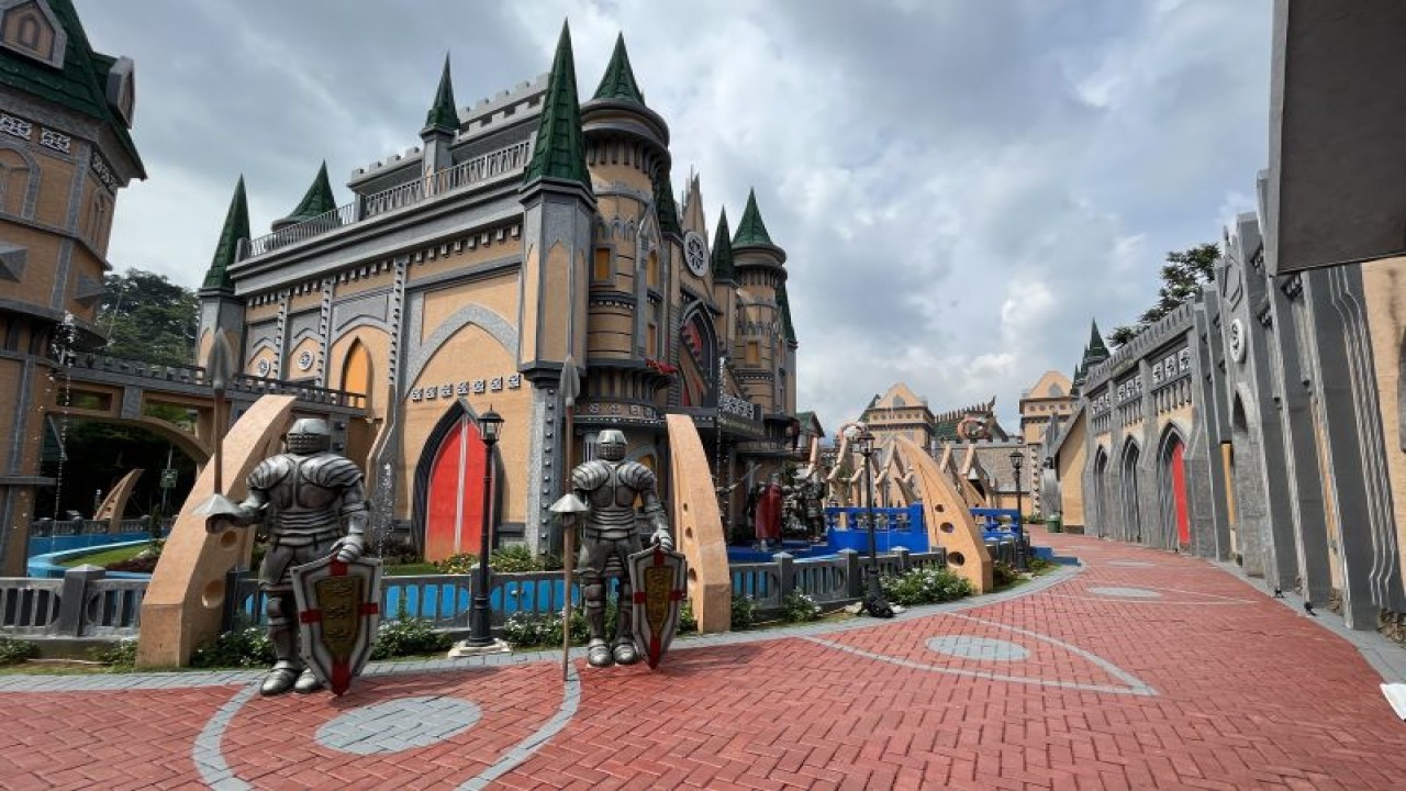 Salah satu zona Nicole's River Park yang memperlihatkan Kastil ala Eropa seperti di Negeri Dongeng, Kabupaten Bogor, Jawa Barat, Selasa (18/4/2023). ANTARA/M. Baqir Idrus Alatras