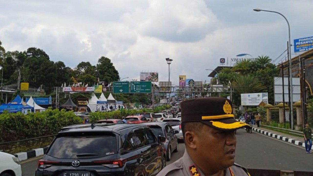Kendaraan melintas di Jalur Puncak, Kabupaten Bogor, Jawa Barat, Selasa (25/4/2023). (ANTARA/M Fikri Setiawan)