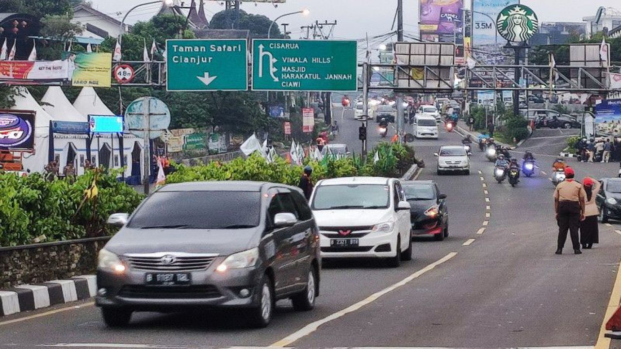 Lalu lintas di Jalur Puncak, Kabupaten Bogor, Jawa Barat berlaku satu arah menuju Jakarta pada Selasa (25/4/2023). ANTARA/M Fikri Setiawan