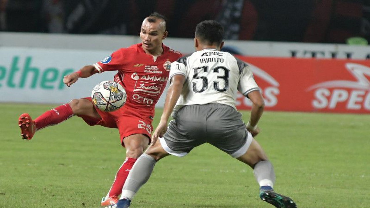 Pesepak bola Persija Jakarta Riko Simanjuntak (kiri) dihadang pesepak bola Persib Bandung Rachmat Irianto (kanan) pada lanjutan Liga 1 di Stadion Patriot Chandrabhaga, Bekasi, Jawa Barat, Jumat (31/3/2023). skor akhir 2-0 untuk Persija Jakarta. ANTARA FOTO/ Fakhri Hermansyah/foc. (ANTARA FOTO/Fakhri Hermansyah)