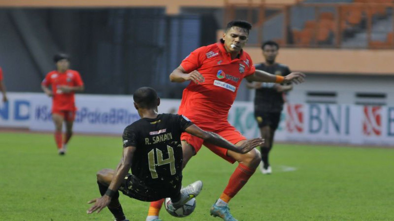 Arsip- Pesepak bola Borneo FC Samarinda Matheus Pato (kanan) berebut bola dengan pesepak bola Bhayangkara FC Ruben Sanadi (kiri) pada lanjutan Liga 1 di Stadion Wibawa Mukti, Kabupaten Bekasi, Jawa Barat, Selasa (13/9/2022). ANTARA FOTO/ Fakhri Hermansyah/aww.