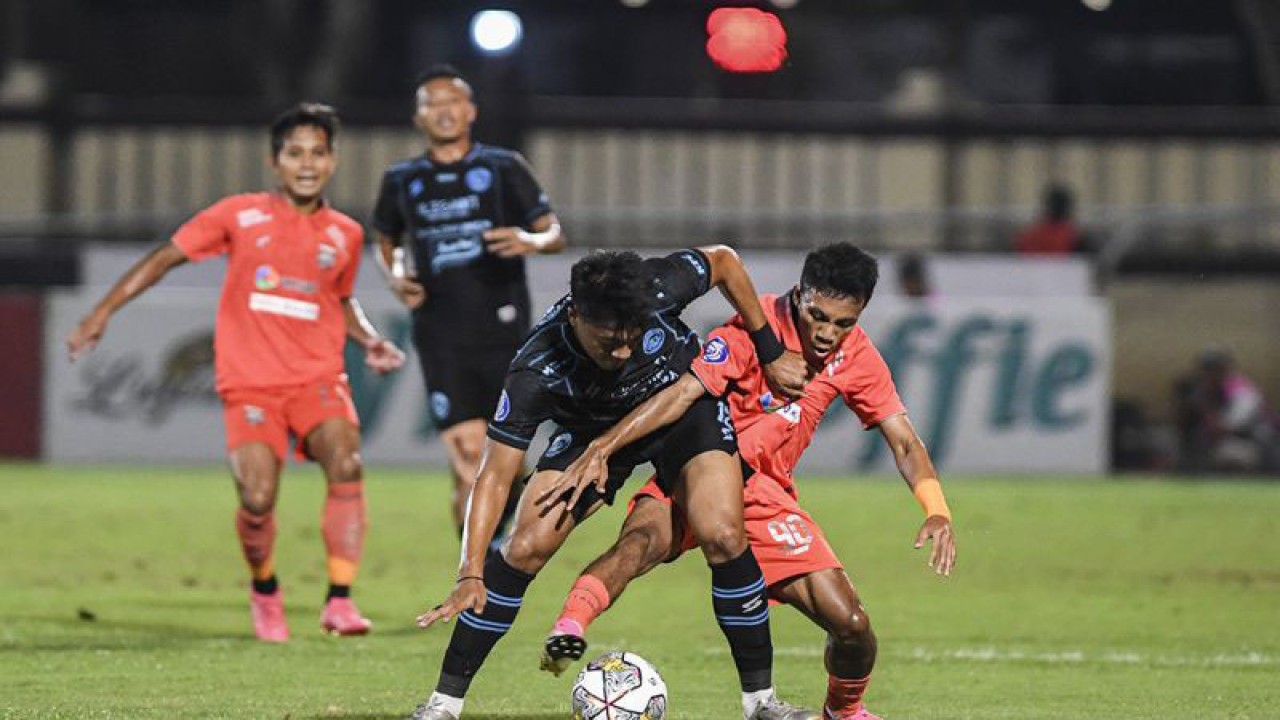 Pesepak bola Borneo FC M Sihran (kanan) berebut bola dengan pesepak bola Arema FC Rizky Dwi (kiri) dalam laga lanjutan Liga 1 di Stadion PTIK, Jakarta, Jumat (24/3/2023). Pertandingan berakhir imbang tanpa gol. ANTARA FOTO/M Risyal Hidayat/nym.