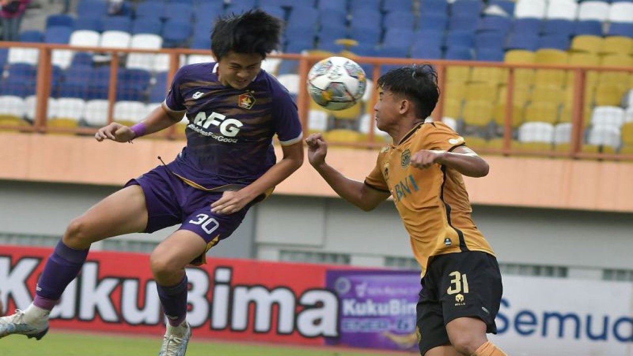 Pesepak bola Persik Kediri Rendy Juliansyah (kiri) berebut bola diudara dengan pesepak bola Bhayangkara FC Dimas Juliono (kanan) saat bertanding pada lanjutan Liga 1 di Stadion Wibawa Mukti, Kabupaten Bekasi, Jawa Barat, Kamis (19/1/2023). Persik Kediri Menang dengan skor 3-2 ANTARA FOTO/ Fakhri Hermansyah/YU (ANTARA FOTO/Fakhri Hermansyah)