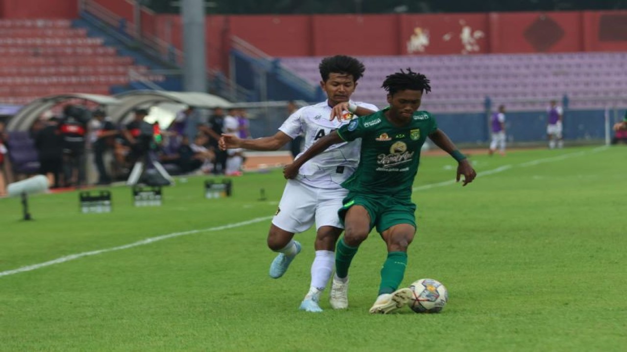 Pemain Persik Kediri saat bertanding di Stadion Brawijaya, Kediri, Jawa Timur, Sabtu (18/3/2023). ANTARA / HO-tim humas