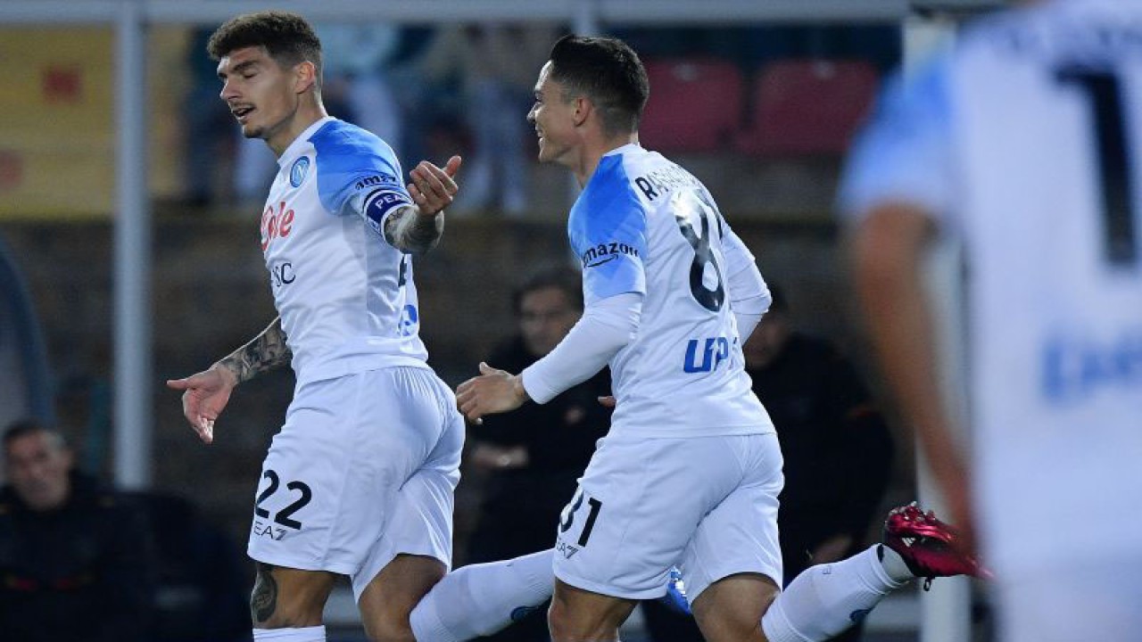 Bek Napoli Giovanni Di Lorenzo (kir) merayakan gol pertama timnya dalam pertandingan Liga Italia lawan Lecce pada 8 April 2023. ANTARA/AFP/FILIPPO MONTEFORTE