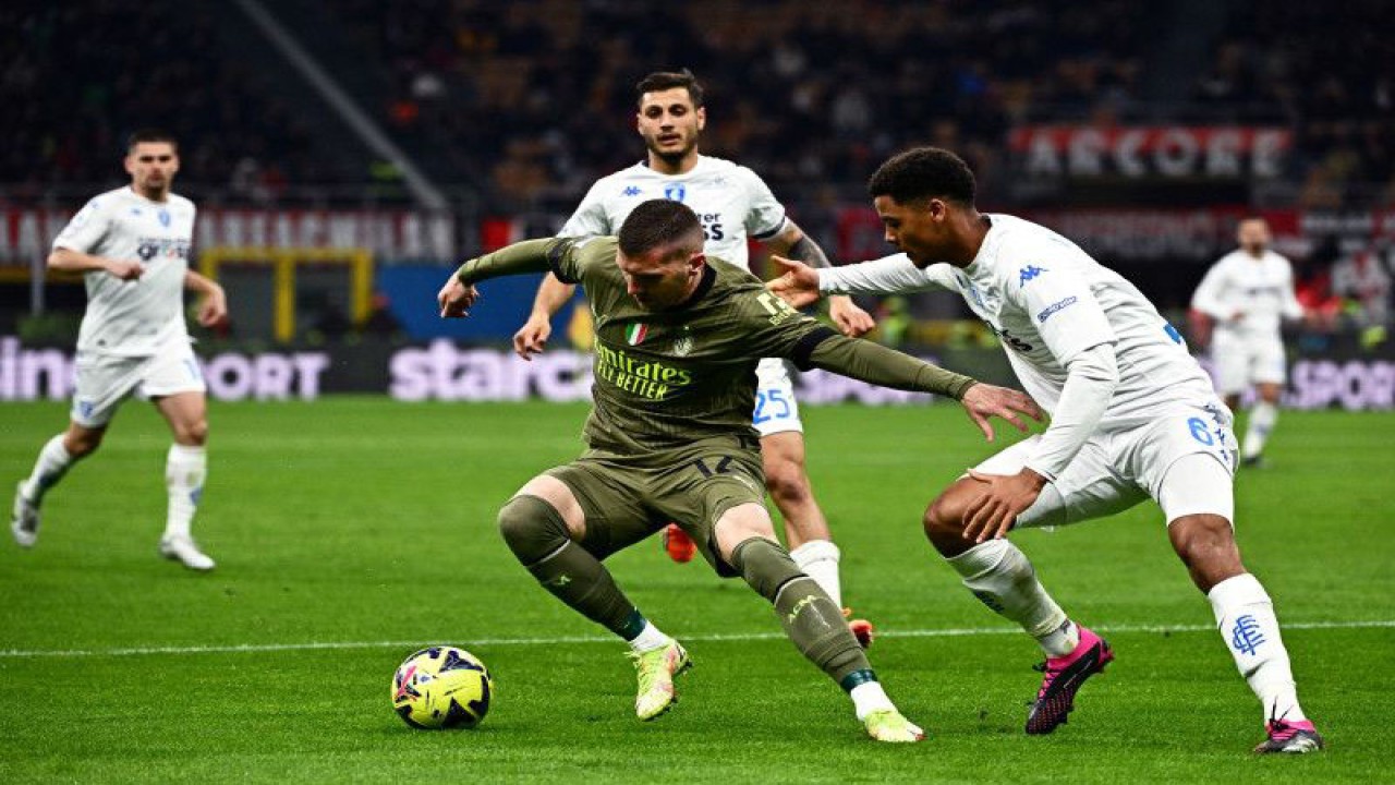 Penyerang AC Milan Ante Rebic (kiri) mencoba melewati hadangan bek Empoli Koni de Winter dalam pertandingan Liga Italia di San Siro Stadium pada 8 April 2023. ANTARA/AFP/GABRIEL BOUYS