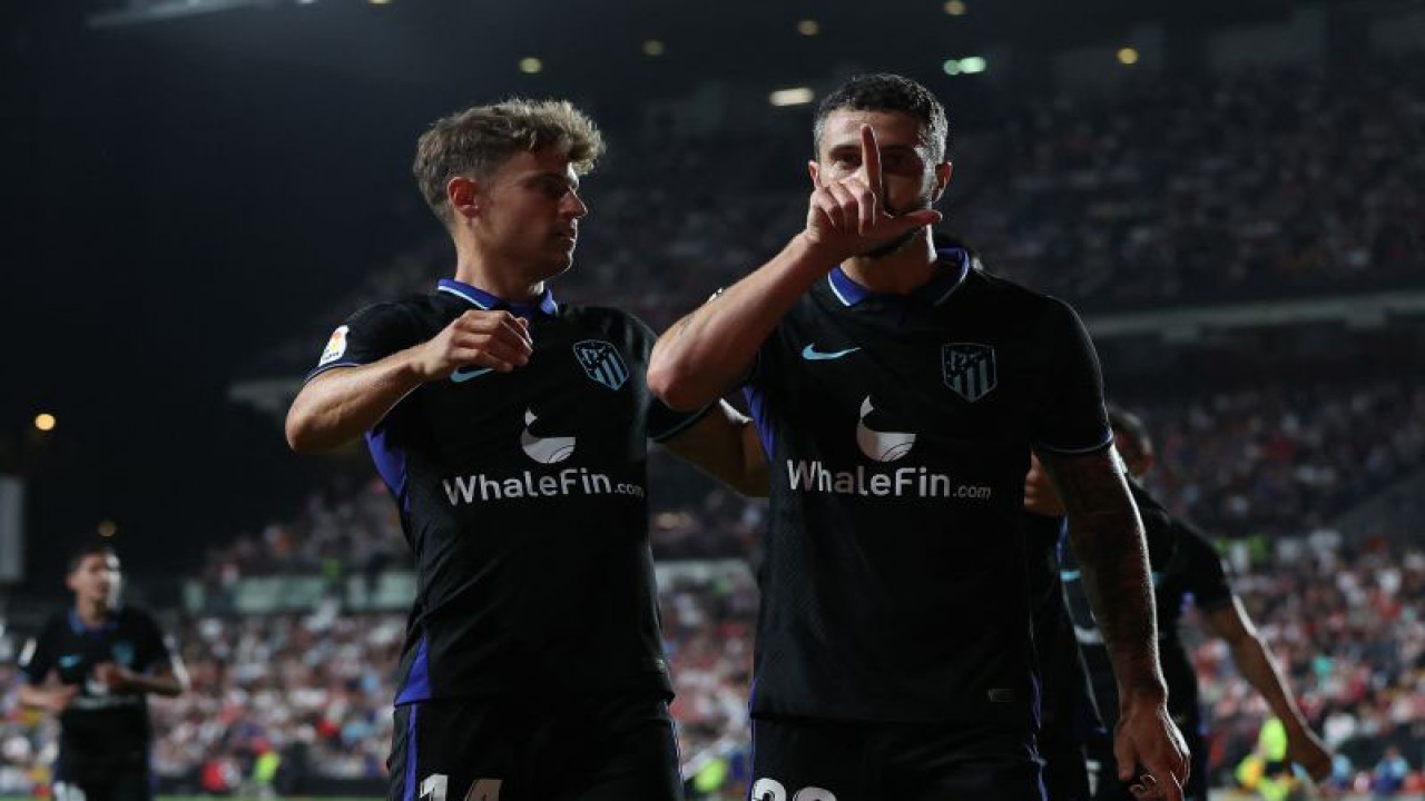 Selebrasi Mario Hermoso (kanan) setelah mencetak gol kedua Atletico Madrid dalam pertandingan Liga Spanyol lawan Rayo Vallecano di Vallecas stadium, Madrid pada 10 April 2023. ANTARA/AFP/PIERRE-PHILIPPE MARCOU