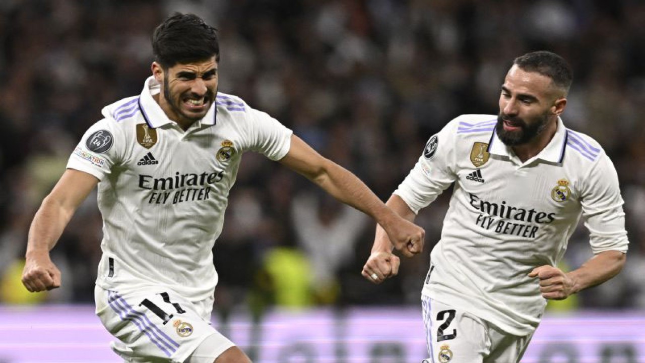Selebrasi Marco Asensio (kiri) setelah mencetak gol kedua Real Madrid ke gawang Chelsea dalam pertandingan leg pertama perempat final Liga Champions di Santiago Bernabeu pada 13 April 2023. ANTARA/AFP/OSCAR DEL POZO