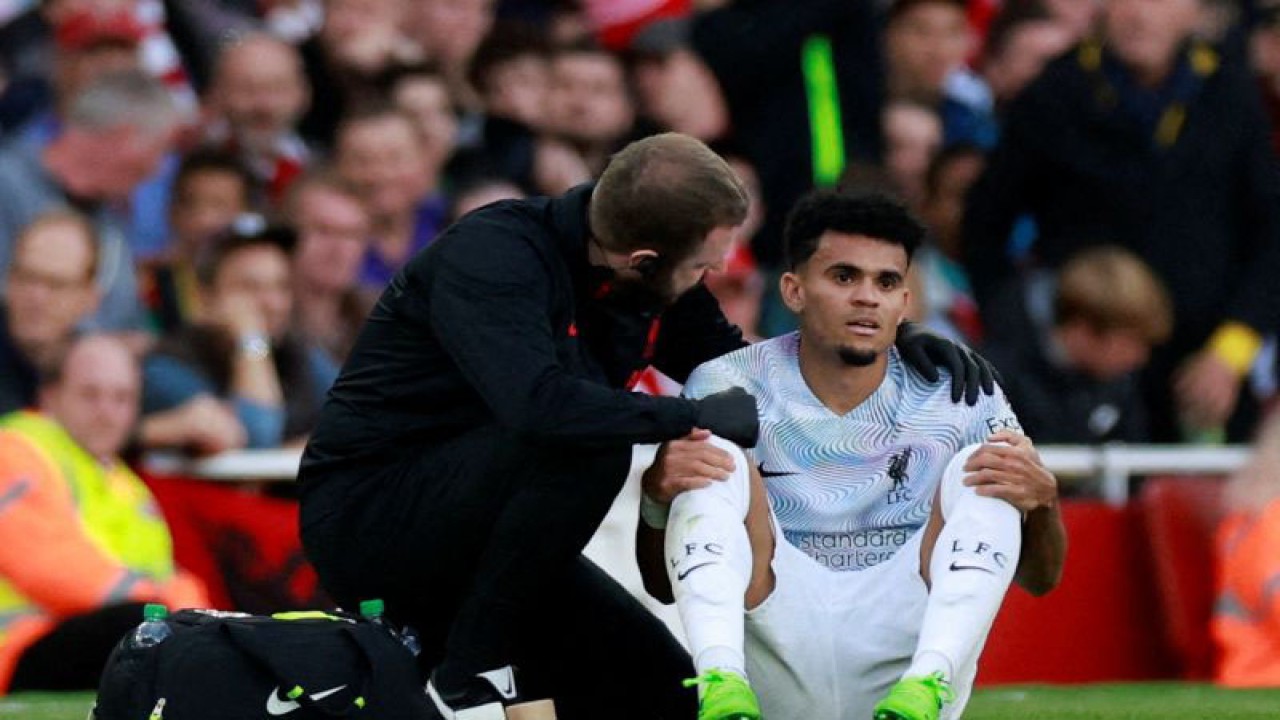 FILE PHOTO: Soccer Football - Premier League - Arsenal v Liverpool - Emirates Stadium, London, Britain - October 9, 2022 Liverpool's Luis Diaz receives medical attention after sustaining an injury Action Images via Reuters/Peter Cziborra EDITORIAL USE ONLY. No use with unauthorized audio, video, data, fixture lists, club/league logos or 'live' services. Online in-match use limited to 75 images, no video emulation. No use in betting, games or single club /league/player publications. Please contact your account representative for further details./File Photo (Action Images via Reuters/PETER CZIBORRA)
