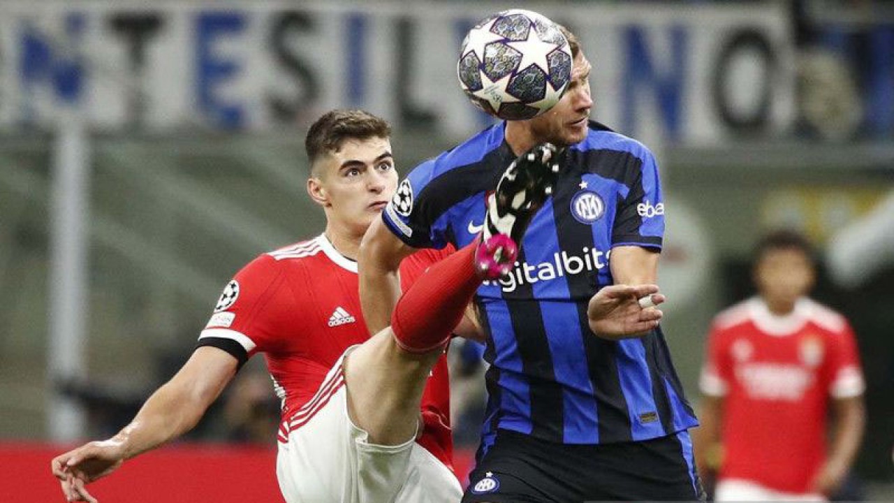 Pemain Inter Milan Edin Dzeko berebut bola dengan pemain Benfica Antonio Silva dalam pertandingan sepak bola leg kedua Perempat FInal Liga Champions di San Siro, Milan, Italia, Kamis (20/4/2023) dini hari. Pertandingan berakhir imbang dengan skor 3-3 namun Inter Milan meraih agregat gol 5-3 sehingga lolos ke semi final. ANTARA FOTO/Reuters/Alessandro Garofalo/nym.