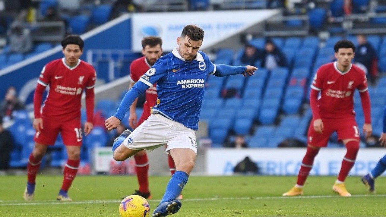 Gelandang Brighton & Hove Albion Pascal Gross mengeksekusi tendangan penalti hadiah keputusan VAR ketiga yang menguntungkan timnya dalam laga lanjutan Liga Inggris melawan Liverpool di Stadion Amex, Brighton, Inggris, Sabtu (28/11/2020). (ANTARA/REUTERS/POOL/Neil Hall)
