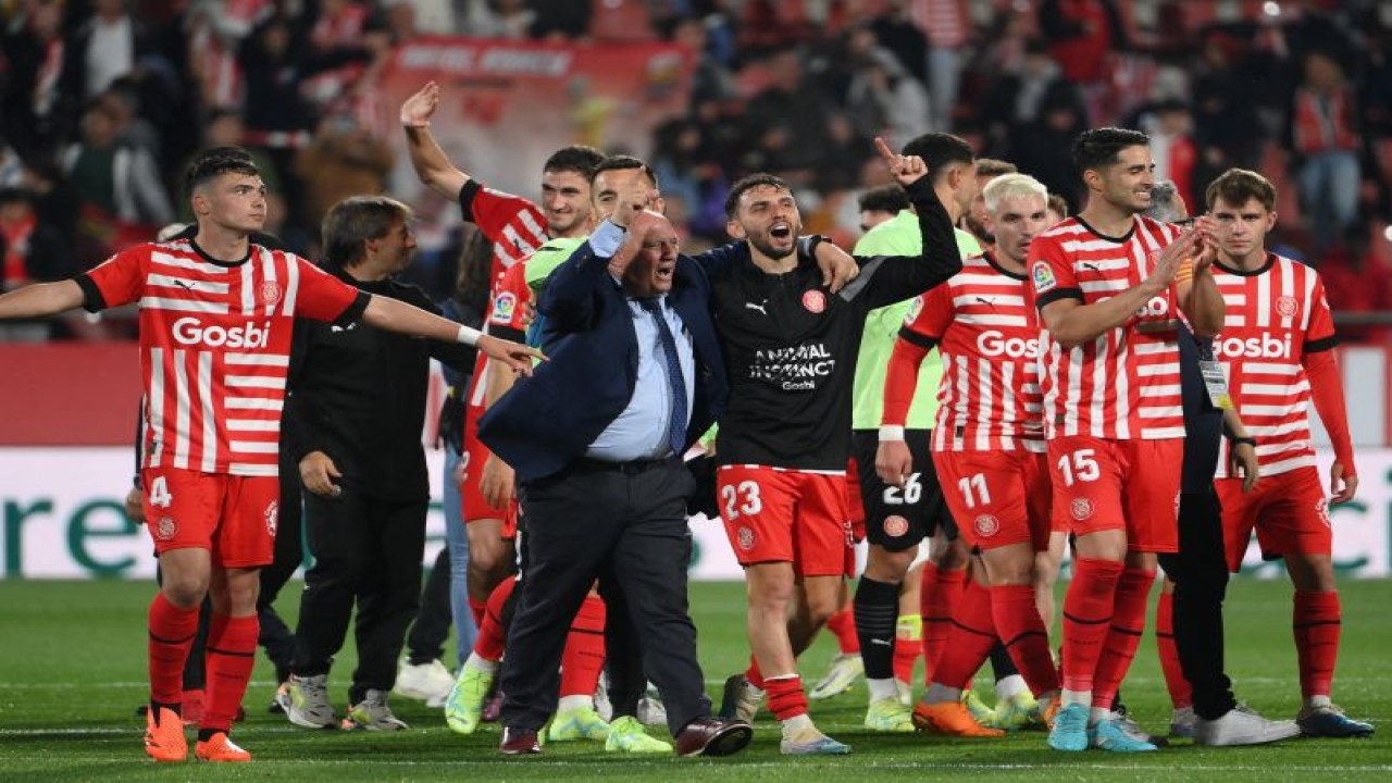 Para pemain Girona merayakan kemenangan 4-2 atas Real Madrid dalam pertandingan Liga Spanyol di Stadion Montilivi di Girona 25 April 2023. (ANTARA/AFP/LLUIS GENE)