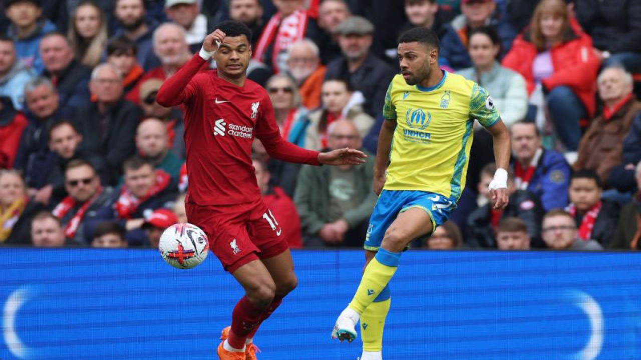Pesepak bola Nottingham Forest Renan Lodi (kanan) berebut bola dengan pesepak bola Liverpool Cody Gakpo dalam laga lanjutan Liga Inggris, di Stadion ​​​​​Anfield, Liverpool, Inggris, Sabtu (22/4/2023). ANTARA FOTO/Reuters-Phil Noble/hp.