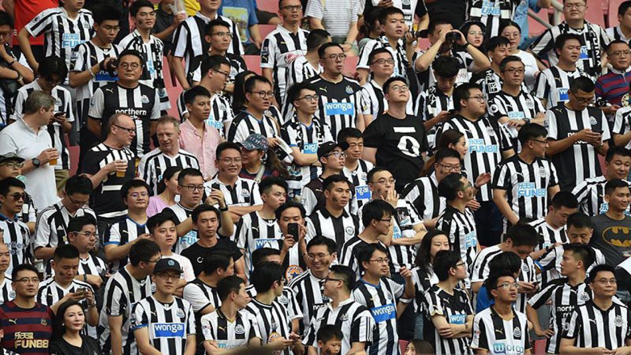 Foto arsip - Para pendukung Newcastle United dalam sebuah pertandingan (AFP/HECTOR RETAMAL)
