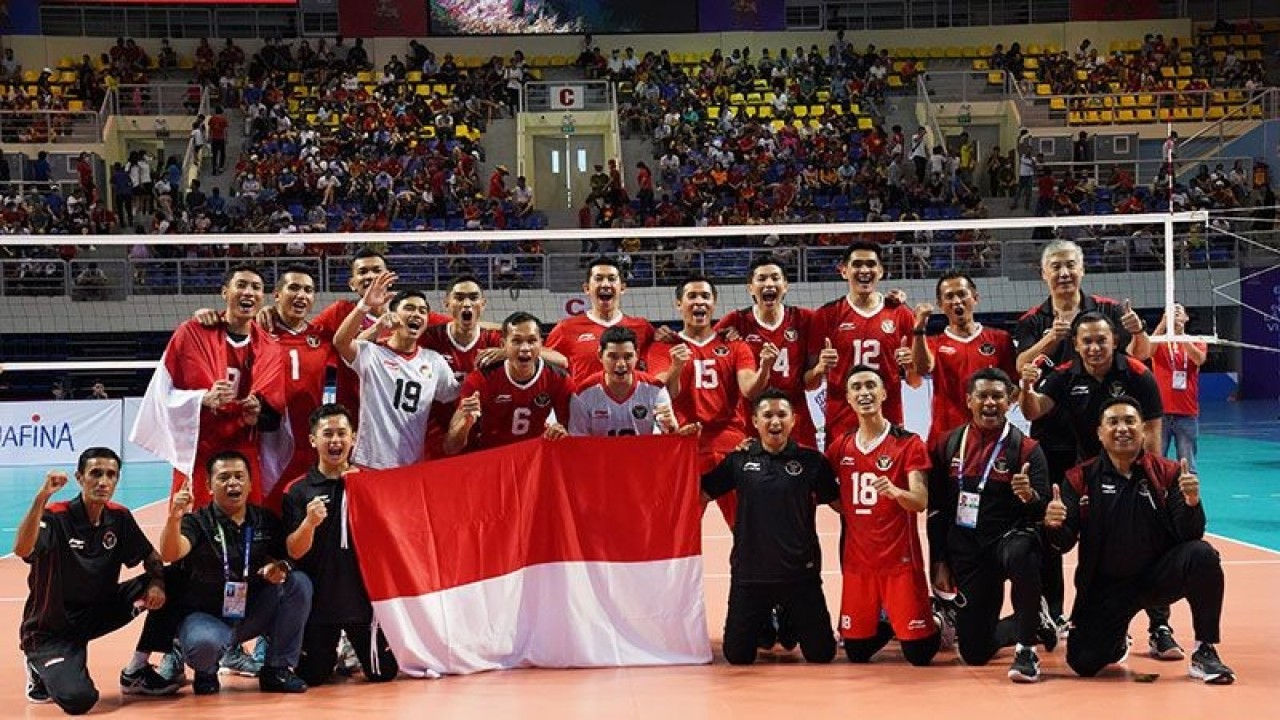 Arsip - Tim bola voli Indonesia berpose dengan membentangkan bendera Merah Putih usai mengalahkan tim bola voli putra Vietnam pada final bola voli putra SEA Games 2021 di Dai Yen Arena, Quang Ninh, Vietnam, Minggu (22/5/2022). Tim bola voli putra Indonesia berhasil mempersembahkan medali emas setelah mengalahkan Vietnam dengan skor 25-22, 25-18 dan 25-15. ANTARA FOTO/Arsakha/wpa/wsj.