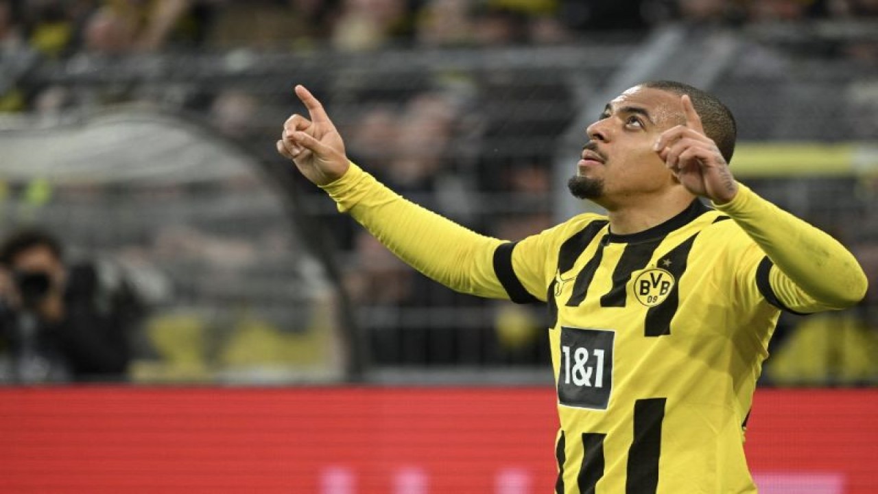 Penyerang Borussia Dortmund Donyell Malen merayakan keberhasilannya mencetak gol kedua pada pertandingan menghadapi Eintracht Frankfurt pada pekan ke-29 Liga Jerman di Stadion Signal Iduna Park, Dortmund, Sabtu (22/04/2023). (ANTARA/AFP/INA FASSBENDER)