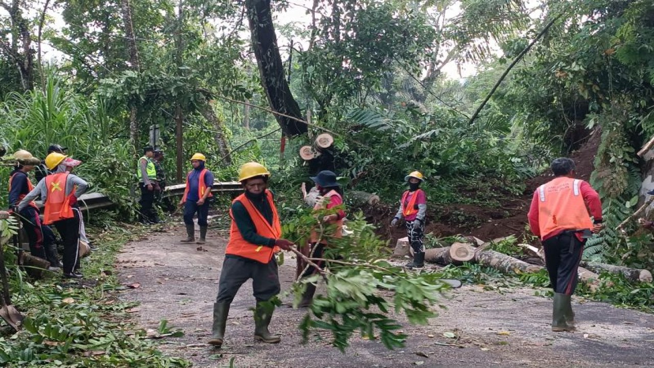 Petugas gabungan bersama BPBD Bali membersihkan tanah longor di jalur utama menuju Pura Besakih, Desa Menanga, Kecamatan Rendang, Karangasem, Bali, Selasa (4/4/2023) ANTARA/BPBD Bali/Dewa