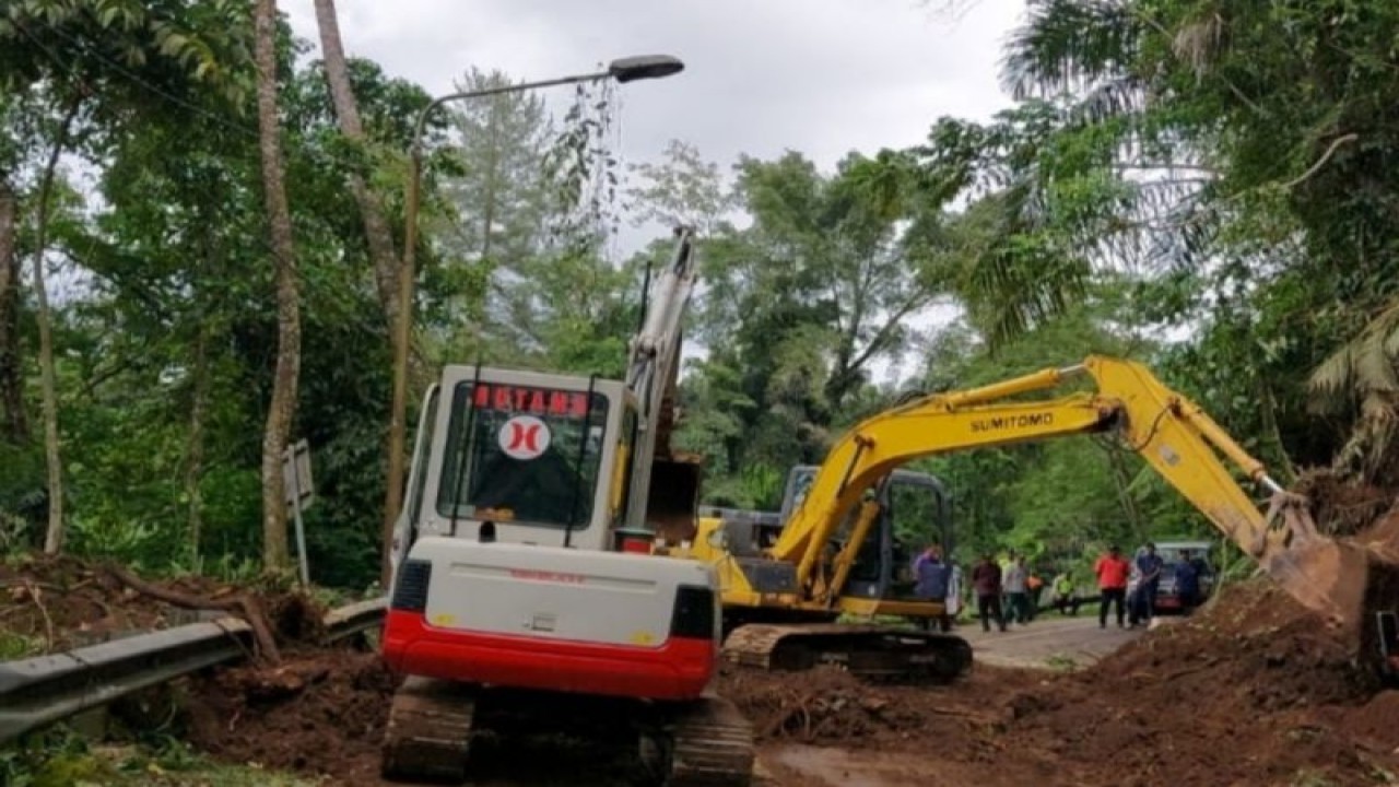 BPBD Bali dan tim gabungan mengerahkan dua alat berat untuk membuka akses menuju Pura Besakih yang tertutup material tanah longsor di Desa Menanga, Kecamatan Rendang, Karangasem, Bali, Selasa (4/4/2023) ANTARA/HO-BPBD Bali
