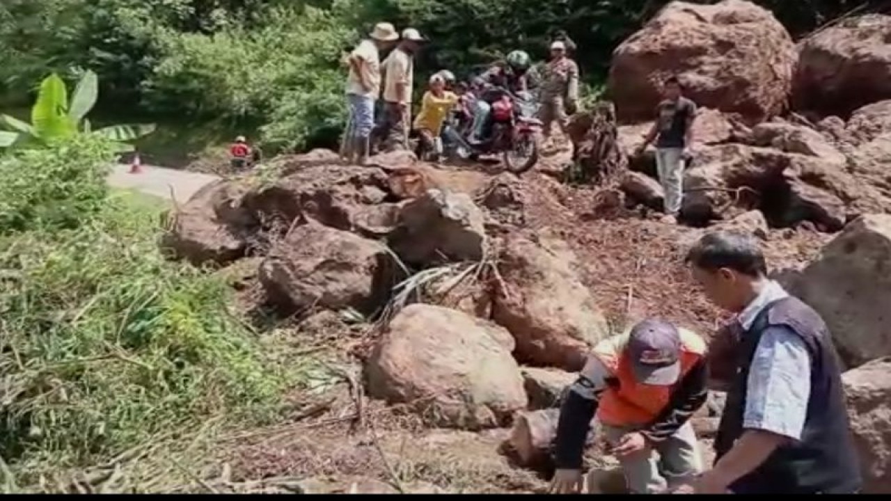 Sejumlah petugas membersihkan material longsoran batu yang menutup badan jalan provinsi di Desa Sukamulya, Kecamatan Talegong, Kabupaten Garut, Jawa Barat, Senin (10/4/2023).  (ANTARA/HO-Kecamatan Talegong)