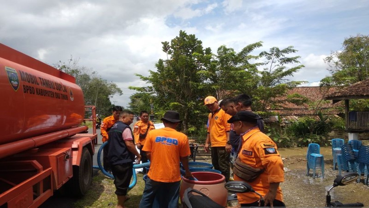BPBD OKU Timur menyalurkan bantuan air bersih untuk korban banjir di Kecamatan Bunga Mayang, Rabu (26/4/2023). (ANTARA/Edo Purmana)