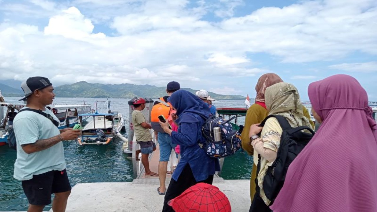 Ilustrasi: sejumlah wisatawan di Gili Air, Kabupaten Lombok Utara, Provinsi Nusa Tenggara Barat, Selasa (25/4-2023) naik kapal menuju Pelabuhan Bangsal. (ANTARA/Nirkomala)
