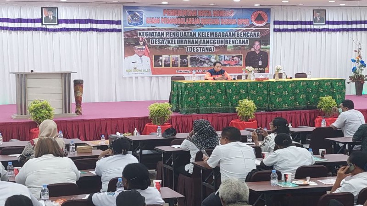 BPBD menyosialisasikan langkah penguatan kelembagaan untuk meningkatkan kapasitas mitigasi dan penanggulangan bencana di tingkat kelurahan di Kota Sorong, Provinsi Papua Barat Daya, Rabu (12/4/2023). (ANTARA/Yuvensius Lasa Banafanu)
