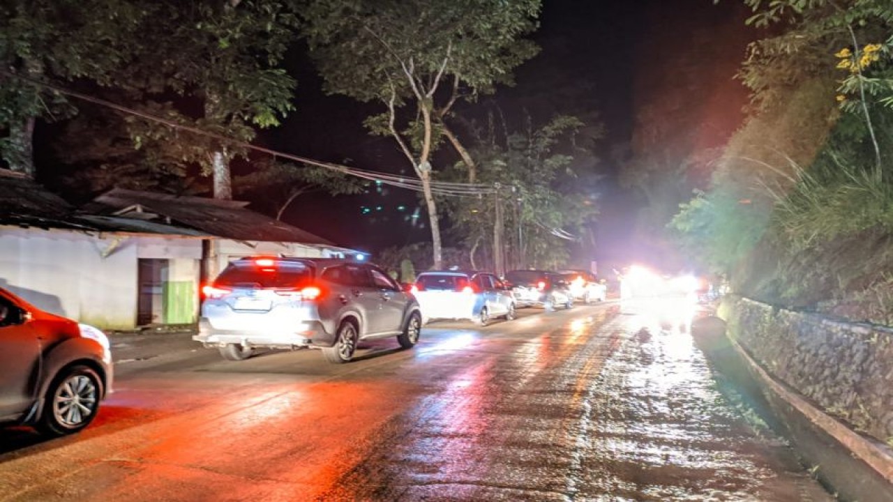 Sejumlah kendaraan melewati jalur Garut-Tasikmalaya yang terdampak longsor di kawasan Kutawaringin, Kecamatan Salawu, Kabupaten Tasikmalaya, Jawa Barat. (ANTARA/HO-BPBD Kabupaten Tasikmalaya)