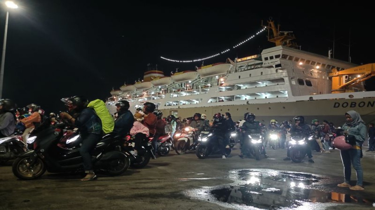 Ilustrasi- Pemudik motor yang turun dari kapal di Pelabuhan Panjang pada Kamis dini hari tengah bersiap untuk melanjutkan perjalanan. Bandarlampung, Kamis (20/4/2023). ANTARA/Ruth Intan Sozometa Kanafi.