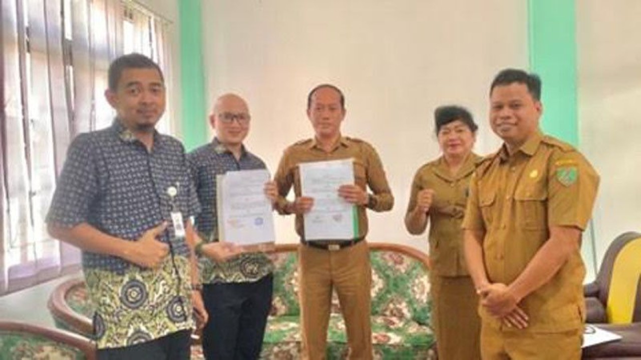 Kepala Disdukcapil Barito Timur Muslim Raharjo (Tengah) dan Kepala BPJS Kesehatan Kabupaten Barito Timur Yudha Hastiadi (Kedua kiri) foto bersama usai melakukan penandatanganan kerja sama di Tamiang Layang, Selasa (4/4/2023).ANTARA/HO-BPJS Kesehatan Cabang Muara Teweh