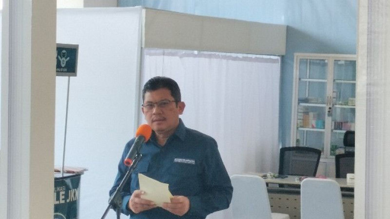 Direktur Utama BPJS Kesehatan Ali Ghufron Mukti di Terminal Pulo Gebang, Cakung, Jakarta Timur pada Selasa (17/4/2023). ANTARA/Aji Cakti