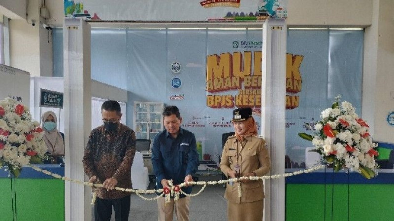 (Kiri ke kanan) Deputi III Bidang Koordinasi Peningkatan Kualitas Kesehatan dan Pembangunan Kependudukan Kementerian Koordinator Bidang Pembangunan Manusia dan Kebudayaan Manusia RI Yohanes Baptista Satya Sananugraha, Direktur Utama BPJS Kesehatan Ali Ghufron Mukti, dan Wakil Walikota Administrasi Jakarta Timur Iin Mutmainnah resmi membuka Posko Mudik BPJS Kesehatan di Terminal Pulo Gebang, Cakung, Jakarta Timur pada Selasa (17/4/2023). ANTARA/Aji Cakti