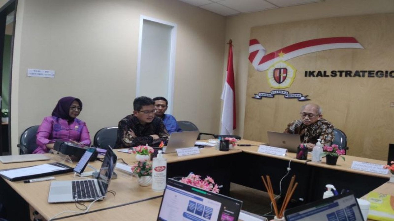 Direktur Utama BPJS Kesehatan Ali Ghufron Mukti dalam Diskusi Publik “Peranan BPJS dalam Ketahanan Kesehatan Nasional di Era Ekonomi Liberal”, yang diselenggarakan pada Rabu (12/4/2023). (ANTARA/HO-BPJS Kesehatan)