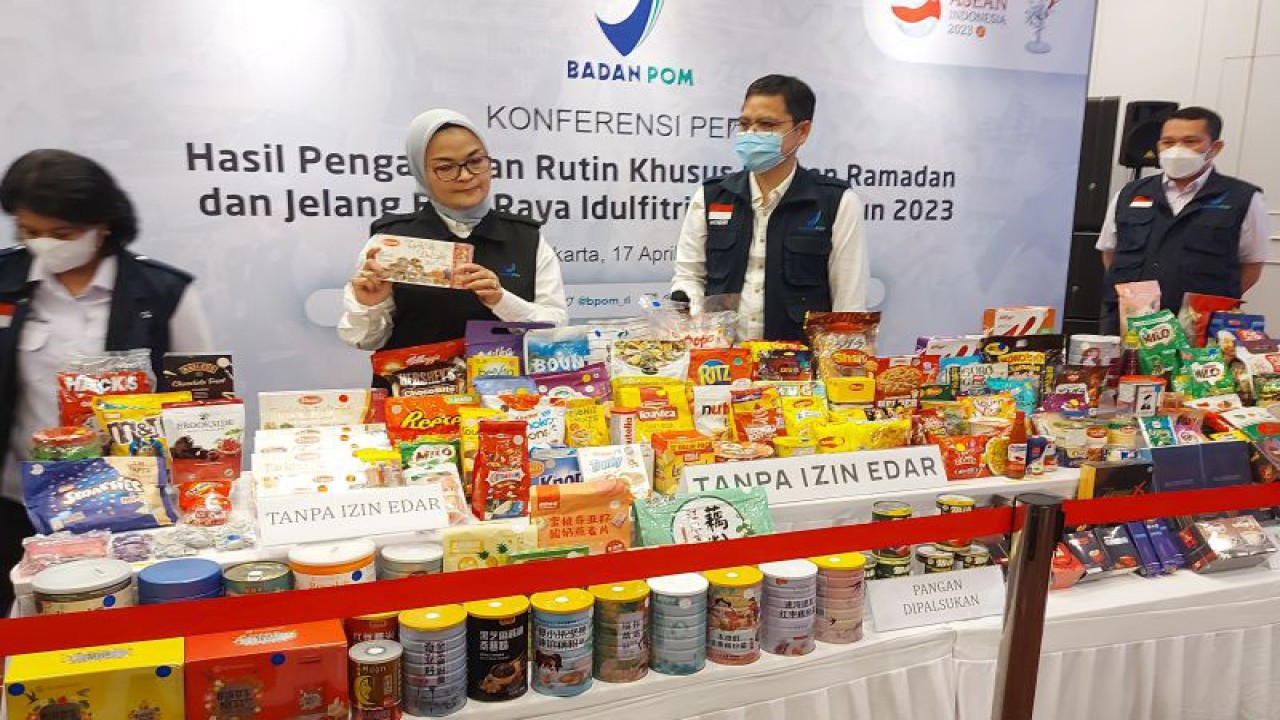 Kepala BPOM RI Penny K Lukito (tengah) saat menyampaikan keterangan kepada wartawan dalam Konferensi Pers Pengawasan Rutin Pangan selama Ramadhan di Kantor BPOM Jakarta, Senin (17/4/2023). (ANTARA/Andi Firdaus).