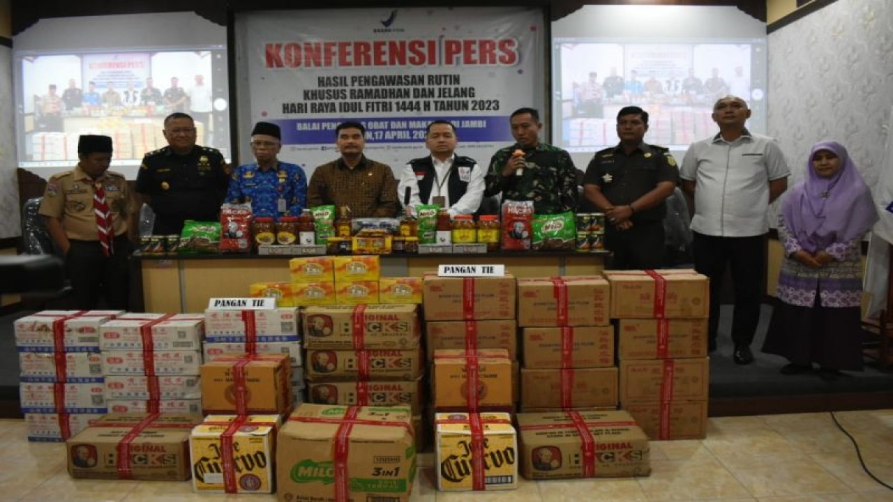 BPOM dan pihak terkait saat merilis hasil pemeriksaan barang atau produk selama Ramadhan tahun ini yang tidak layak, Senin (17/4/23)(ANTARA/HO/Penrem)