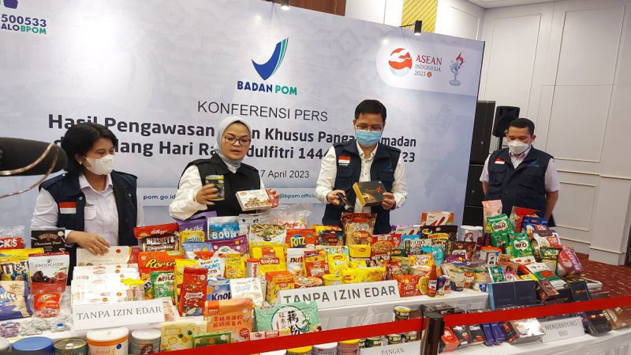 Kepala BPOM RI Penny K Lukito (kedua dari kiri) saat konferensi pers temuan produk pangan ilegal sepanjang Ramadhan dan jelang Idul Fitri 1444 H/2023 M di Gedung BPOM Jakarta, Senin (17/4/2023). (ANTARA/Andi Firdaus).