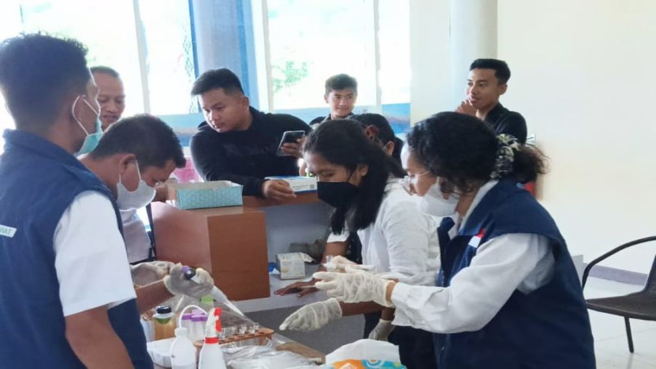 Tim Loka POM Manggarai Barat lakukan pemeriksaan makanan Presiden Joko Widodo di Bandara Komodo Labuan Bajo beberapa waktu lalu. (ANTARA/HO-Loka POM Manggarai Barat)